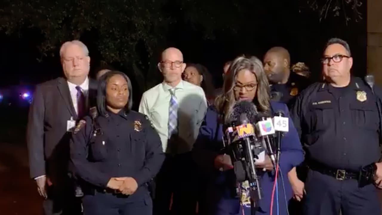 Más tarde el adolescente murió, así lo dio a conocer la Superintendente del Distrito Escolar Independiente de Houston, Grenita Lathan.