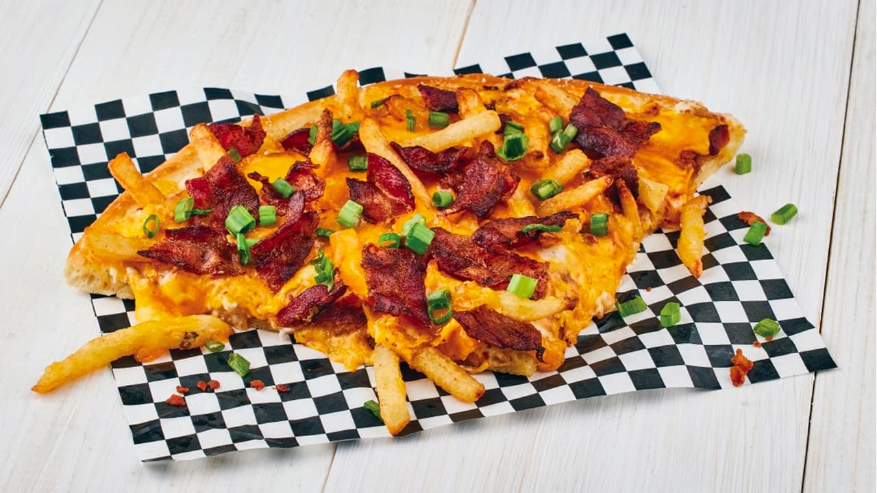 <b>Loaded Fries Pizza</b> de Tom Grace: Una deliciosa pizza 
<b>acompañada de tu condimento tejano favorito</b>, con aderezo ranchero y papas fritas con tocineta crujiente.