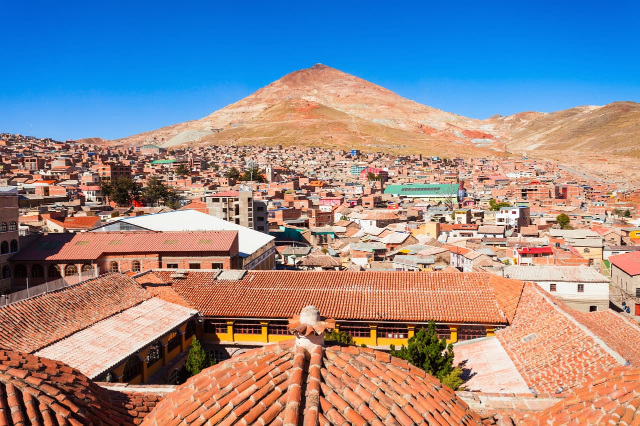 <b>Bolivia</b>
<br>
<br>
<b>Ciudad de Potosí.</b>
<br>
<br>“Se requiere la aplicación del plan estratégico de emergencia aprobado, que incluye la planificación de la explotación industrial en el área y la implementación de medidas para asegurar la estabilidad estructural de la cima de la montaña”, afirma la UNESCO 
<a href="https://whc.unesco.org/en/list/1033"><u>sobre esta ciudad minera sudamericana</u></a>.