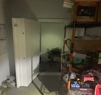 Korporate Smoke contaba con seguridad armada, y brindaba a los clientes una sala de espera con acceso a un cajero automático.