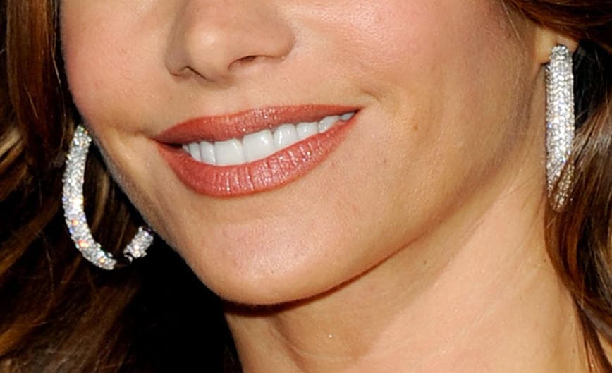 Esta boquita es la de una actriz de fama internacional, orgullosamente latina, que en 2011 pisó la alfombra de Latin GRAMMY para acaparar todas las miradas. Si quieres una pista te contamos que ella es colombiana.