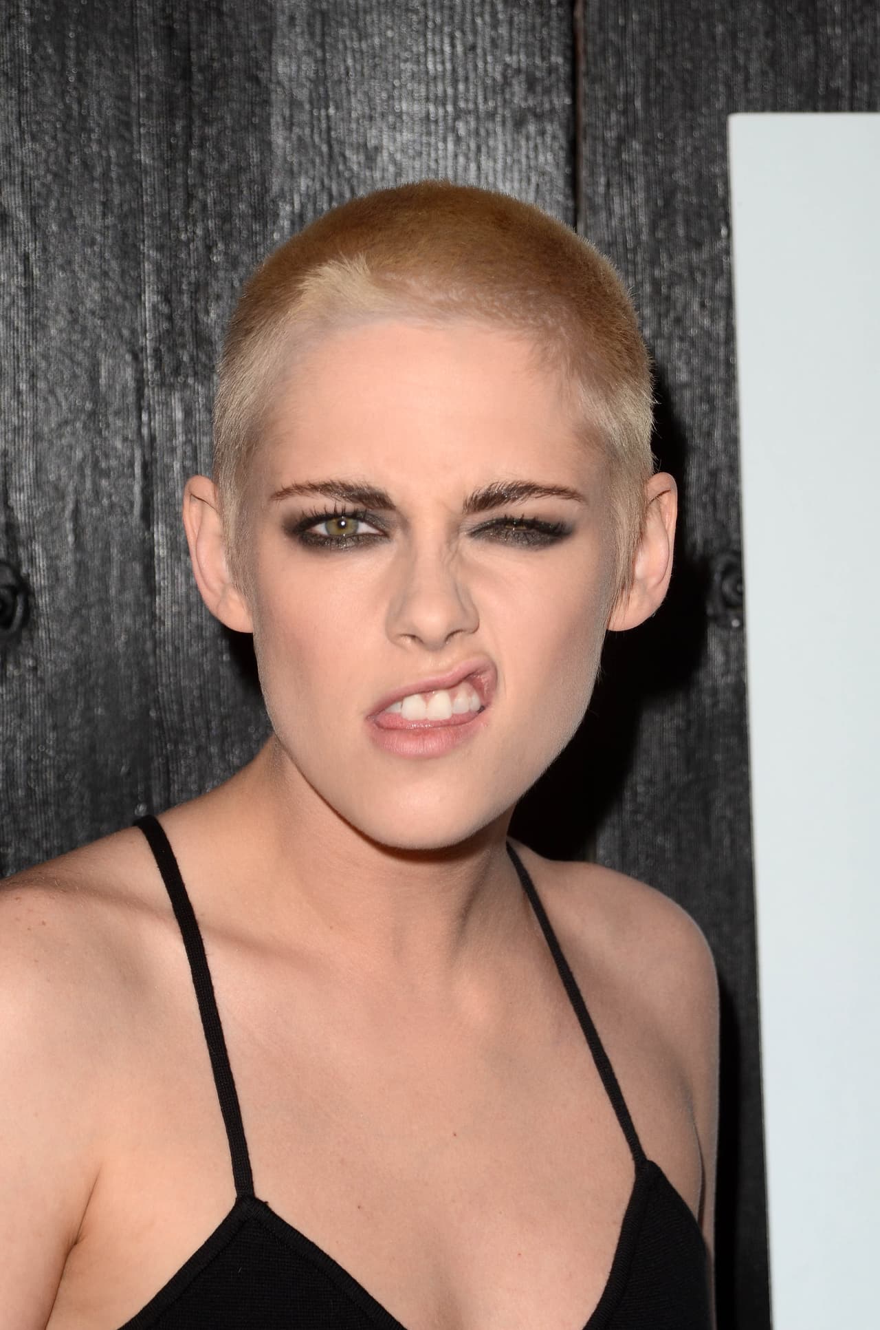 Por supuesto, Kristen también se dio la oportunidad para jugar con las cámaras y mostrar que es toda una chica con 100% de actitud.