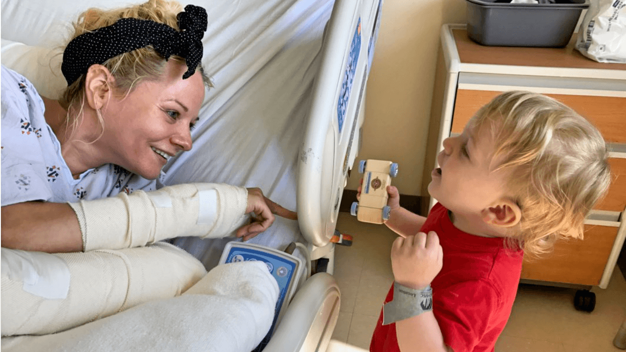 Padres piden ayuda para la niñera que salvó la vida de su hijo en un accidente