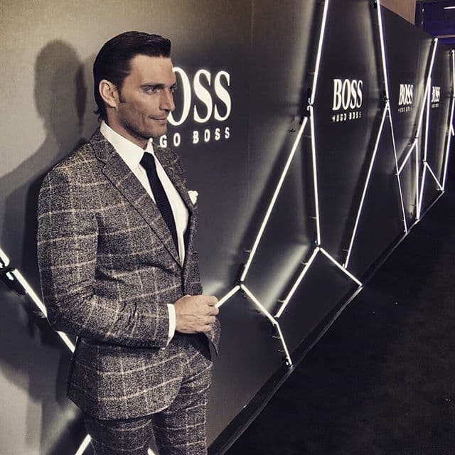 La elegancia y porte de este hombre nos da una pista del tipo de villano que será en su nuevo melodrama.