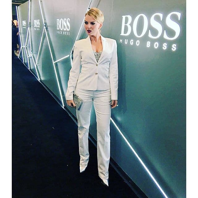 Ella acudió sola al evento pero con esa belleza seguro que dentro de la fiesta no le faltó pareja para bailar.