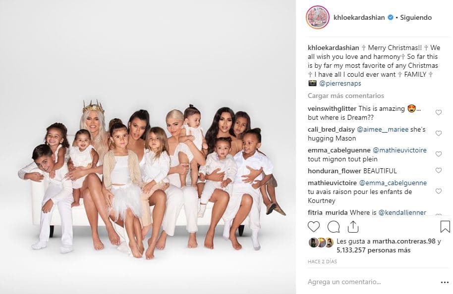 Khloé Kardashian también compartió la postal navideña en su Instagram: “✞ ¡¡Feliz Navidad!! ✞ Les deseamos amor y armonía ✞ Hasta ahora, esta es por mucho mi Navidad favorita ✞ Tengo todo lo que pueda desear ✞ FAMILIA”.
<br>
