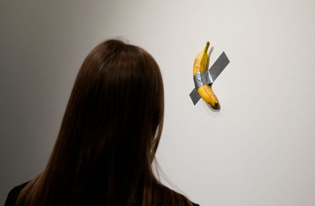 El concepto detrás de "Comedian" cuestiona el valor del arte contemporáneo y el mercado que lo rodea. Los compradores no adquieren el plátano físico, sino un certificado que incluye instrucciones específicas para su instalación y reemplazo.