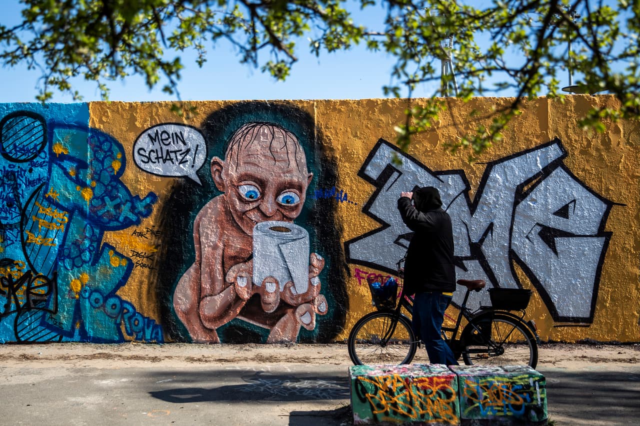 Algunos de estos grafitis juegan también con el humor, como este que aparece en una pared de Berlín, en Alemania, y que refleja al personaje de Gollum, de la saga del Señor de los Anillos, sosteniendo un rollo de papel sanitario y diciendo "My precious" ("Mi tesoro") ironizando con el acaparamiento de este tipo de artículos desatado ante la imposición de las cuarentenas.