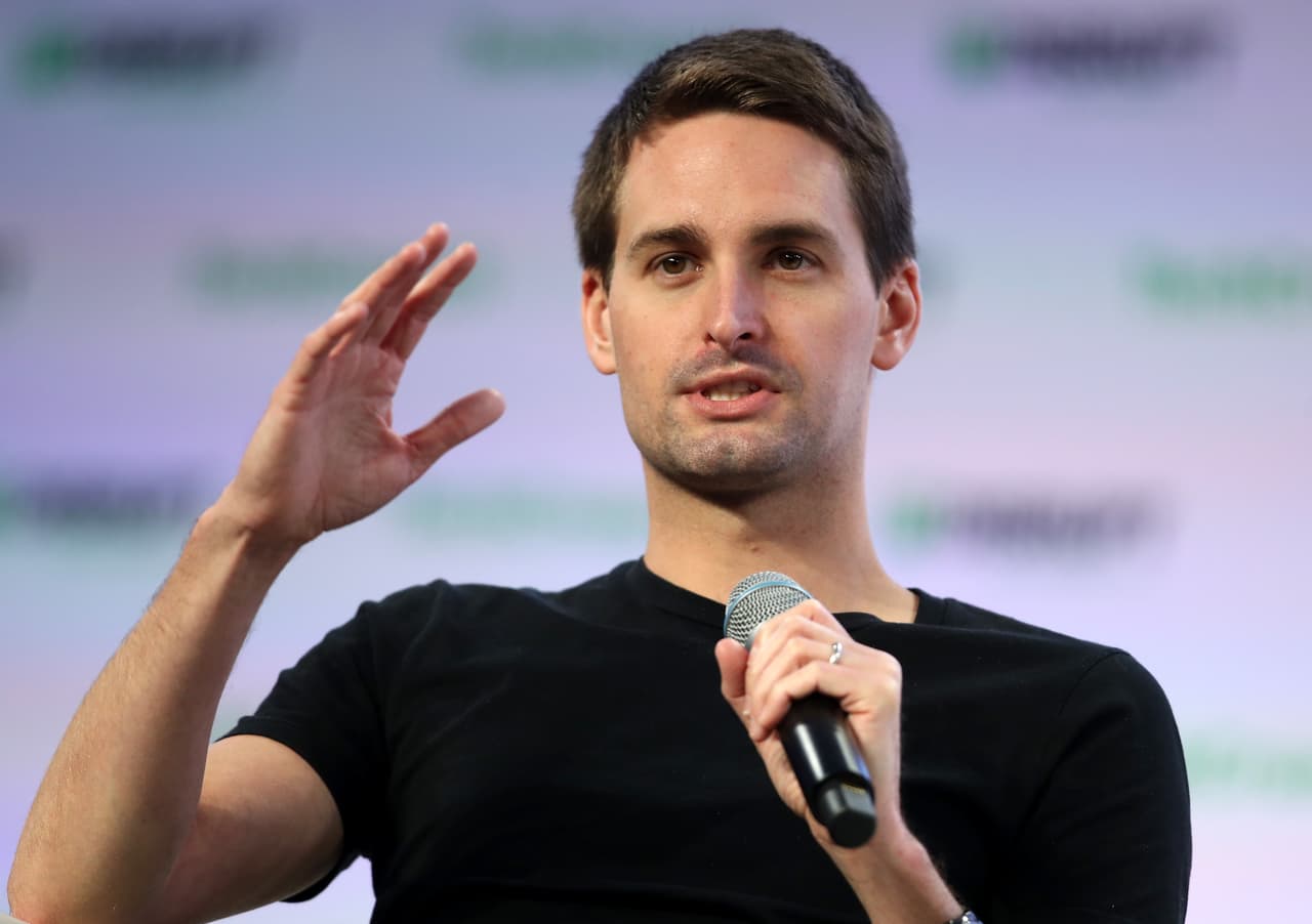 <h3 class="cms-H3-H3">161. Evan Spiegel</h3>
<br>
<b>(4.5 mil millones de dólares)</b>
<br>
<br>Es el más joven de la lista. El director ejecutivo de 
<a href="https://www.univision.com/temas/snapchat">Snapchat</a>, una compañía que todos los días 229 millones de personas usan, se convirtió en multimillonario a la edad de 25 años, tras lanzar la empresa junto a Bobby Murphy, un hermano de la fraternidad de la Universidad de Stanford, en 2011.
<b> Ha donado casi 154 millones en acciones de la compañía.</b>
<br>