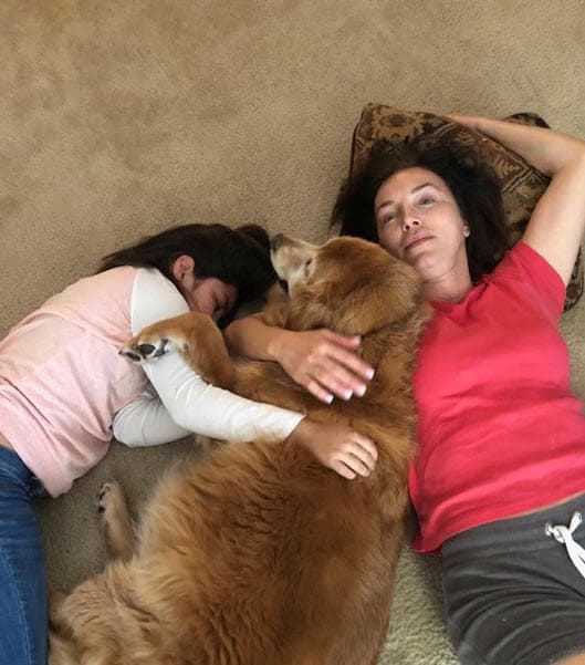 Laura le aconsejó a su hija que se defienda: "A la otra le contestas, lo que le tienes que decir a esa niña es: 'híjole, te falta tanto por aprender, si vieras qué padre es ser adoptado porque tú no tuviste opción, porque tus papás te tuvieron y ya, pero yo tuve una bendición de Dios bien padre, y de verdad te invito a que aprendas más'", dijo en la entrevista.