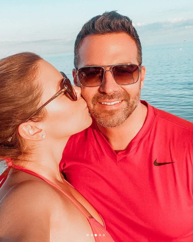 "
<b>Mi esposo tampoco fue</b>, él no tiene una certificación ni una carrera. 
<b>Es un hombre supremamente inteligente</b>, es más, es de los hombres más brillantes que yo he conocido en mi vida. No tiene una universidad, y es exitoso", reiteró en la entrevista.
<br>