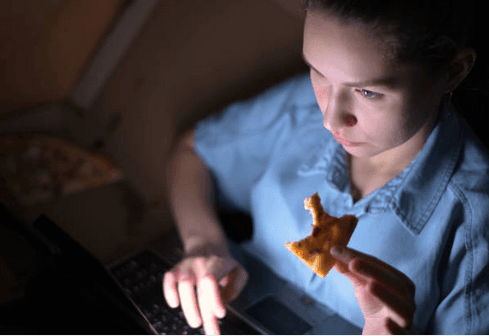 Cenar tarde, hacer vida nocturna y usar el celular antes de dormir engorda