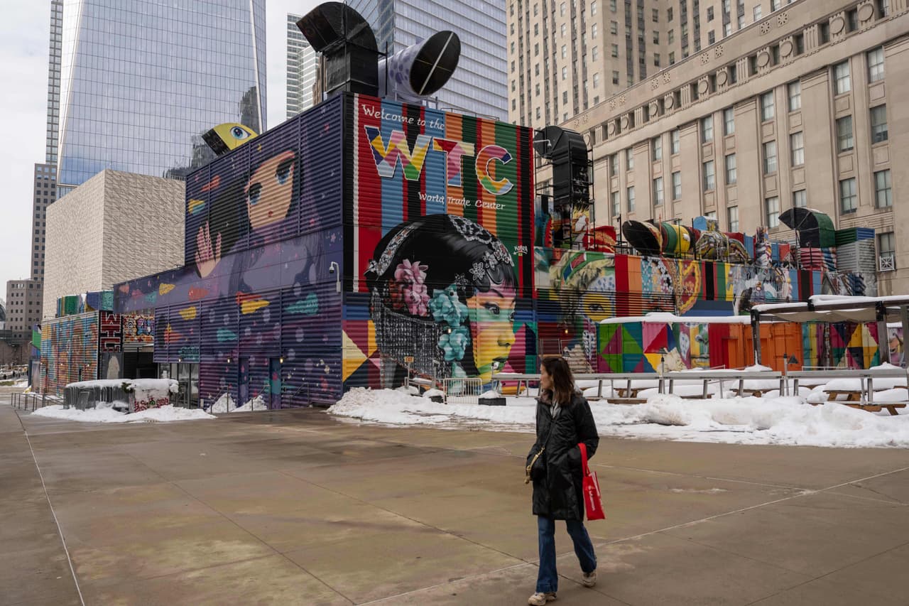 Personas caminan cerca el World Trade Center where American Express will build new global headquarter