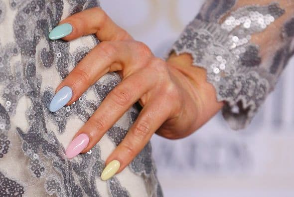 Si aún no te decides por un tono en particular también puedes llevar uno en cada uña, el arcoíris pastel es un delicado toque de audacia.