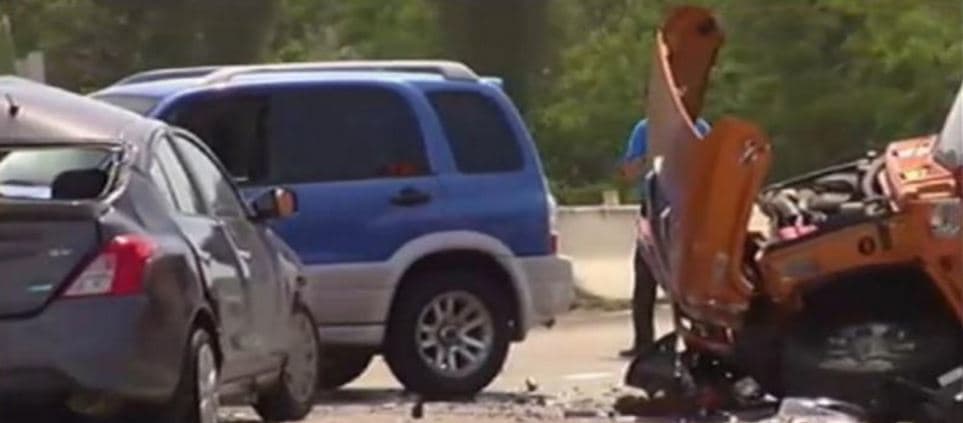 El accidente ocurrió cuando el conductor de una guagua marca Hummer del año 2006 invadió los carriles contrarios de la autopista e impactó de frente un automóvil Nissan Versa que era manejado por el baloncelista, quien murió en el acto.