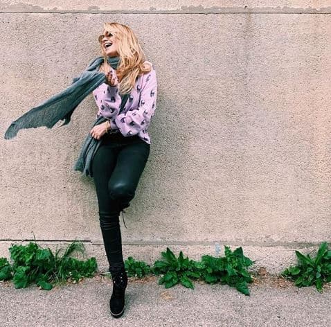 Al pie de esta imagen, Sofía escribió: "Me acuerdo cuando le tomé esta foto a mi mamá, por estar jugando logré tomar un bonito momento de ella... Ella, así como la ves con esa sonrisa, es la mujer más fuerte y hermosa que conozco [...]", aseguró. 
<br>