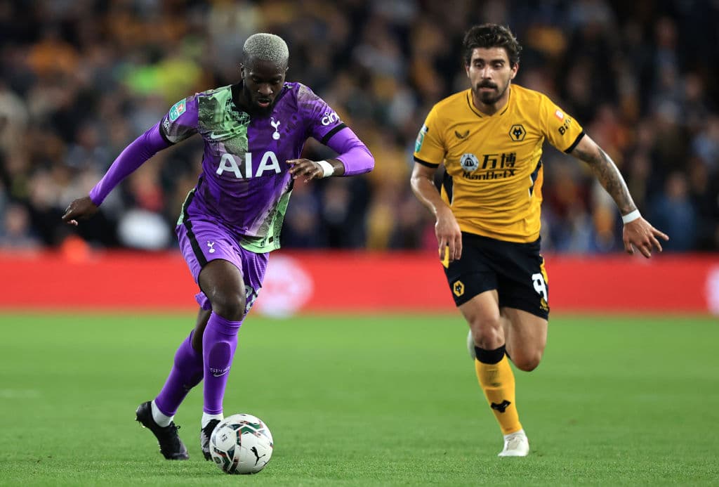 Wolverhampton cae, en tanda de penales, ante Tottenham y pierde su pase a Ocavos de final en la Copa de la Liga Inglesa. Leander Dendoncker y Daniel Podence anotaron para los Wolves, mientras que para los Spurs lo hicieron Tanguy Ndombélé y Harry Kane.