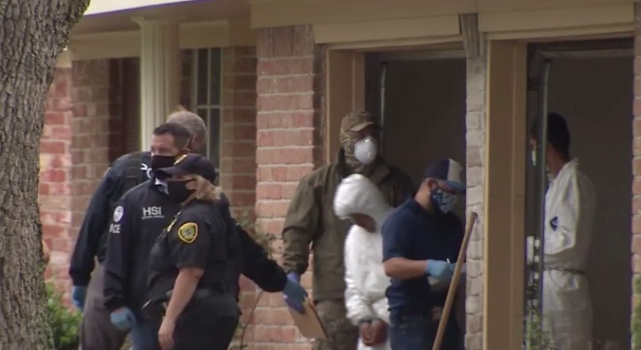 “Es una casa de dos pisos y tenían a las 90 personas en un cuarto bien chiquito, no habían comido, cuando llegan a una parte les quitan todo, me da mucha pena porque no puedo creer que los traten así”, indicó 
<b><a href="https://www.univision.com/local/houston-kxln/paty-cantu-policia-houston-hpd-asistente-jefe-fotos">Patty Cantú</a></b>, asistente en jefe de HPD.