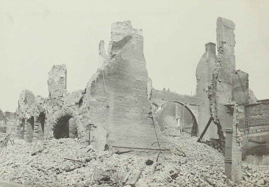 Los escombros de una estructura destruida.