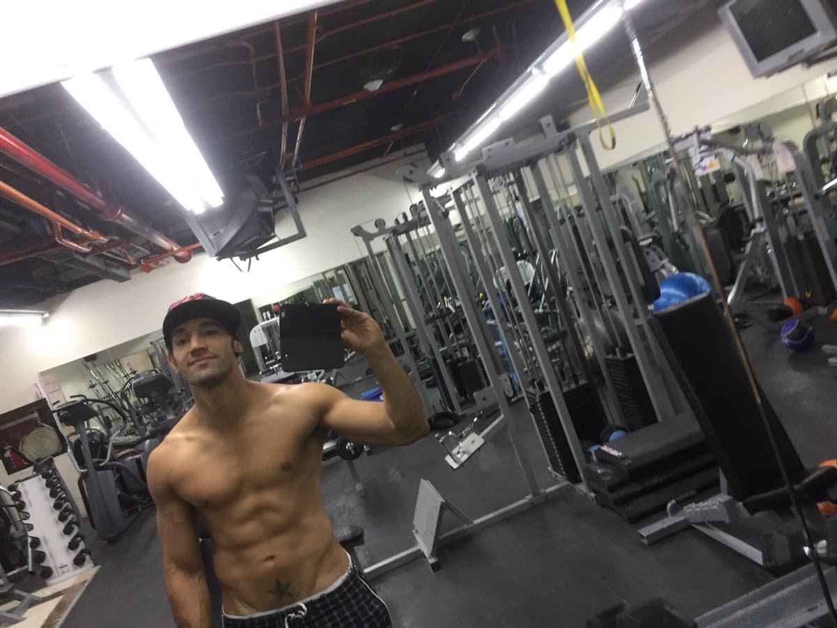 En entrevista para el sitio 'TVyNovelas', explicó que desde joven ha practicado deportes: "Desde que tenía 14 años jugué futbol americano y terminé en la liga mayor a los 26. Desde ahí me gusta el box, las artes marciales mixtas y me enfoqué mucho en la calistenia, en trabajar mi cuerpo en el piso o con barras".