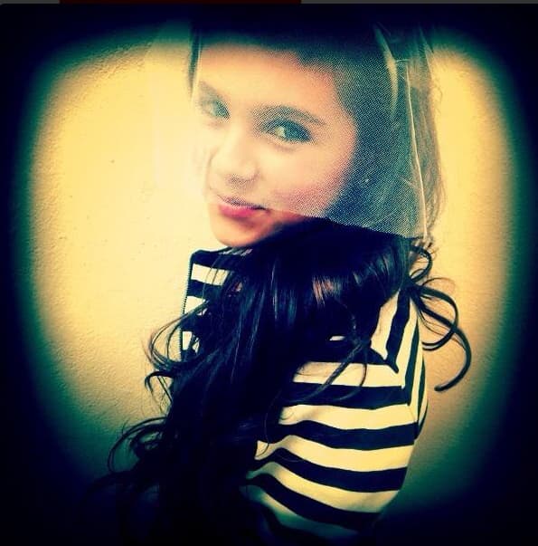 <b><a href="http://www.univision.com/entretenimiento/mira-cuanto-ha-crecido-romina-la-bella-hija-de-jorge-poza-y-mayrin-villanueva-fotos">Ella es Romina</a></b>, la hija mayor, desde muy pequeña era coqueta con la cámara.