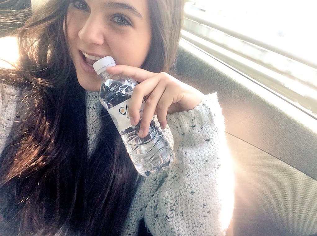 Ella es muy linda, pues heredó la belleza de sus padres.