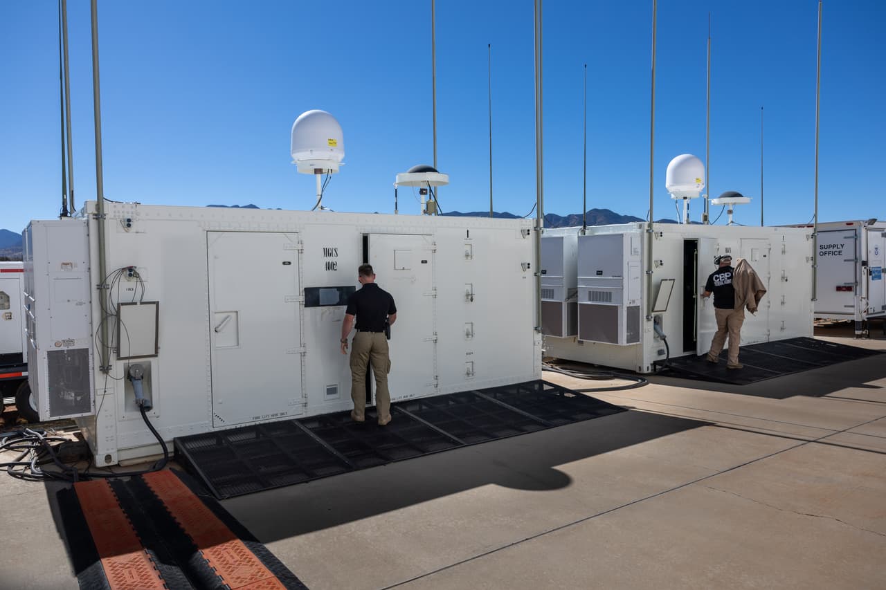 Pilotos de drones con Aduanas y Protección Fronteriza (CBP) ingresan a contenedores que contienen estaciones de control de drones para volar patrullas sobre la frontera entre EE.UU. y México el 4 de noviembre de 2022 en Fort Huachuca, Arizona.