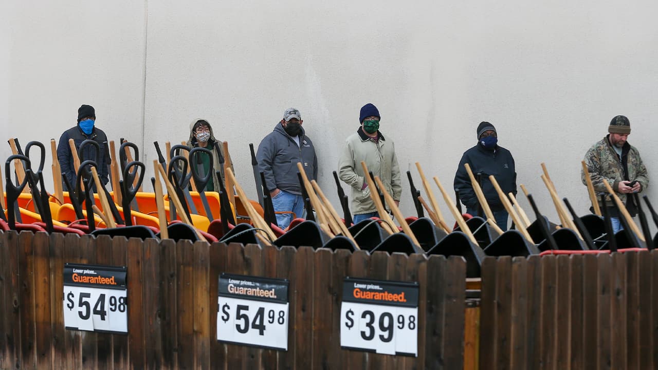 Las filas en tiendas como Home Depot, Lowes, Kroger, H-E-B y Walmart fue la constante este miércoles.