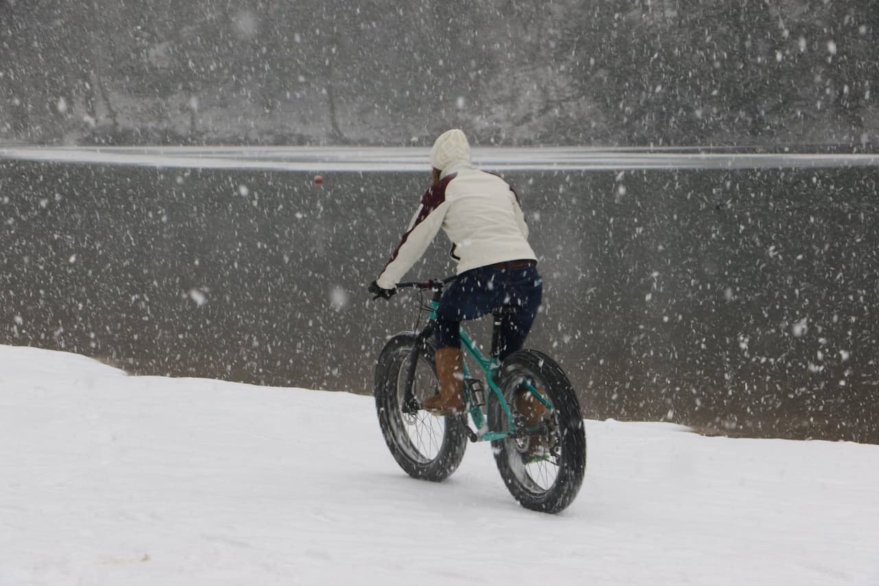 Los visitantes también disfrutan de una carrera por senderos, patinaje sobre hielo, broomball, raquetas de nieve, un puesto de comida patrocinado por Friends of Greenwood Furnace y una variedad de programas educativos.