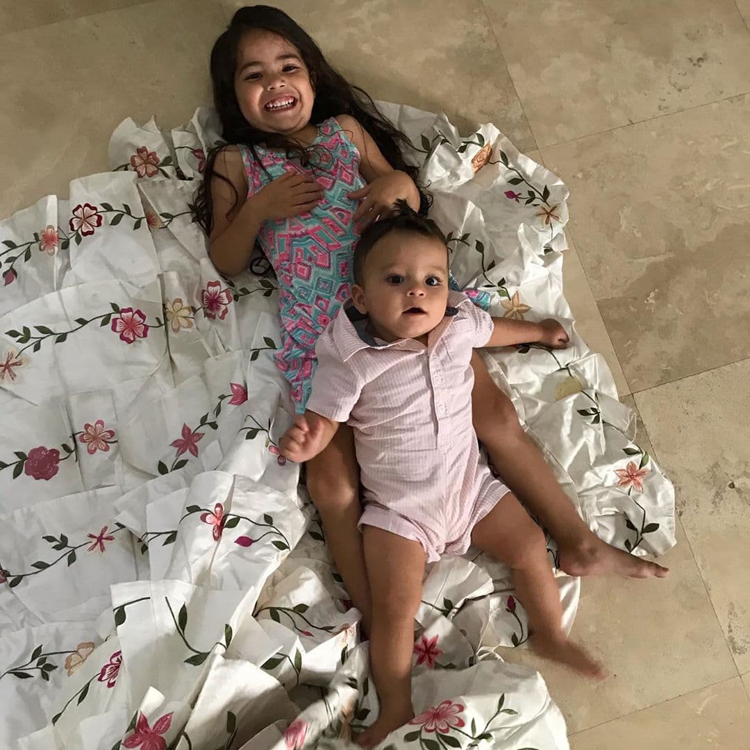 “Un hermoso recuerdo, yo estaba enamorada del vestido”, expresó Ana en un video que publicó en Facebook cuando se reencontró con esa pieza tan importante de una novia. Mientras que ella posaba con el ajuar, los pequeños se divertían con la voluminosa prenda que enaltecía la belleza de su madre.