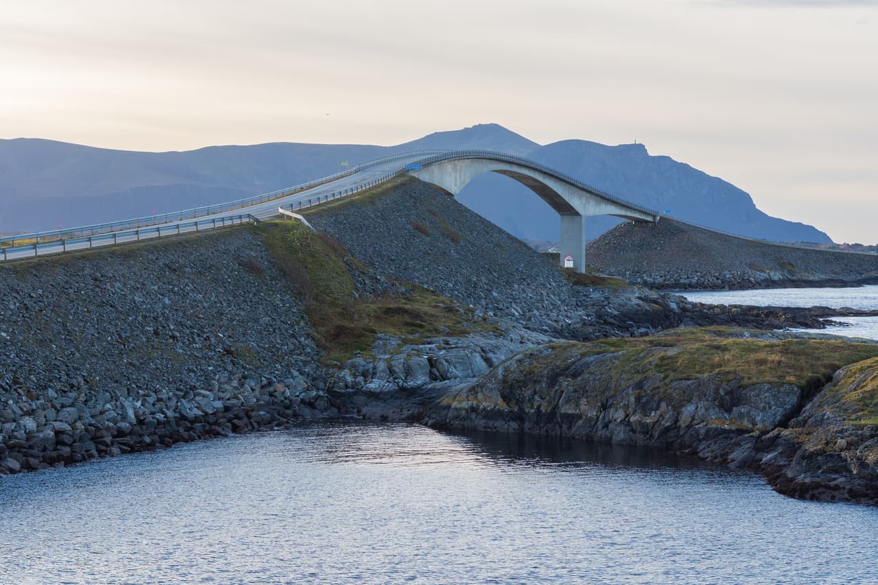 <b>La carretera Atlántica en Averoey (Noruega)</b>
<br>En los días de tormenta, los vientos y las olas golpean esta carretera, arrinconando a los vehículos. En esos momentos, cruzarla es toda una temeridad.