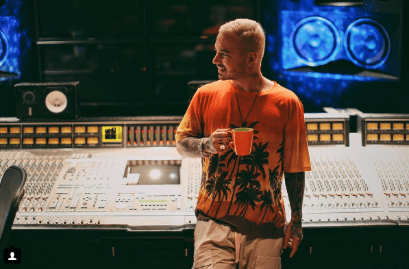 "¡Bueno di, bueno di, bueno diaaaas!"... Este hombre es un apasionado de cada cosa que hace con la música.