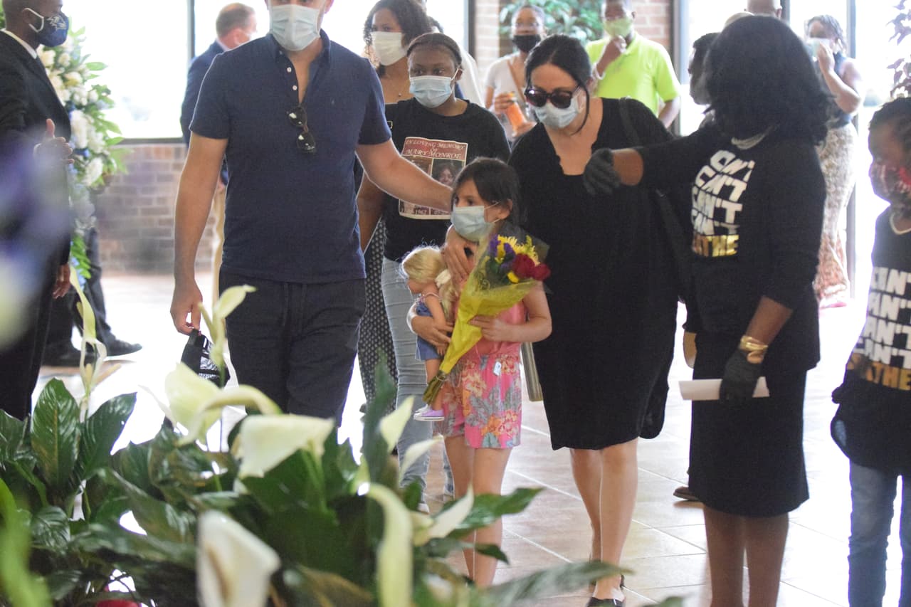 Las ofrendas florales no faltaron en el tributo a Floyd.