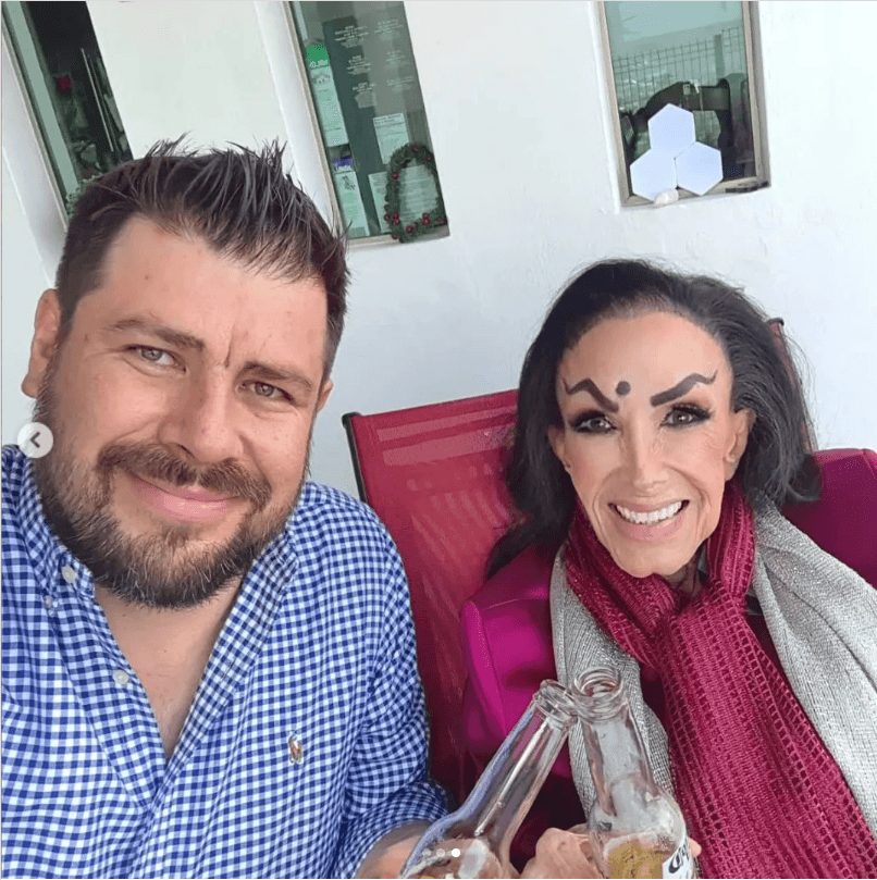 Irma Serrano y su sobrino en su cumpleaños 89