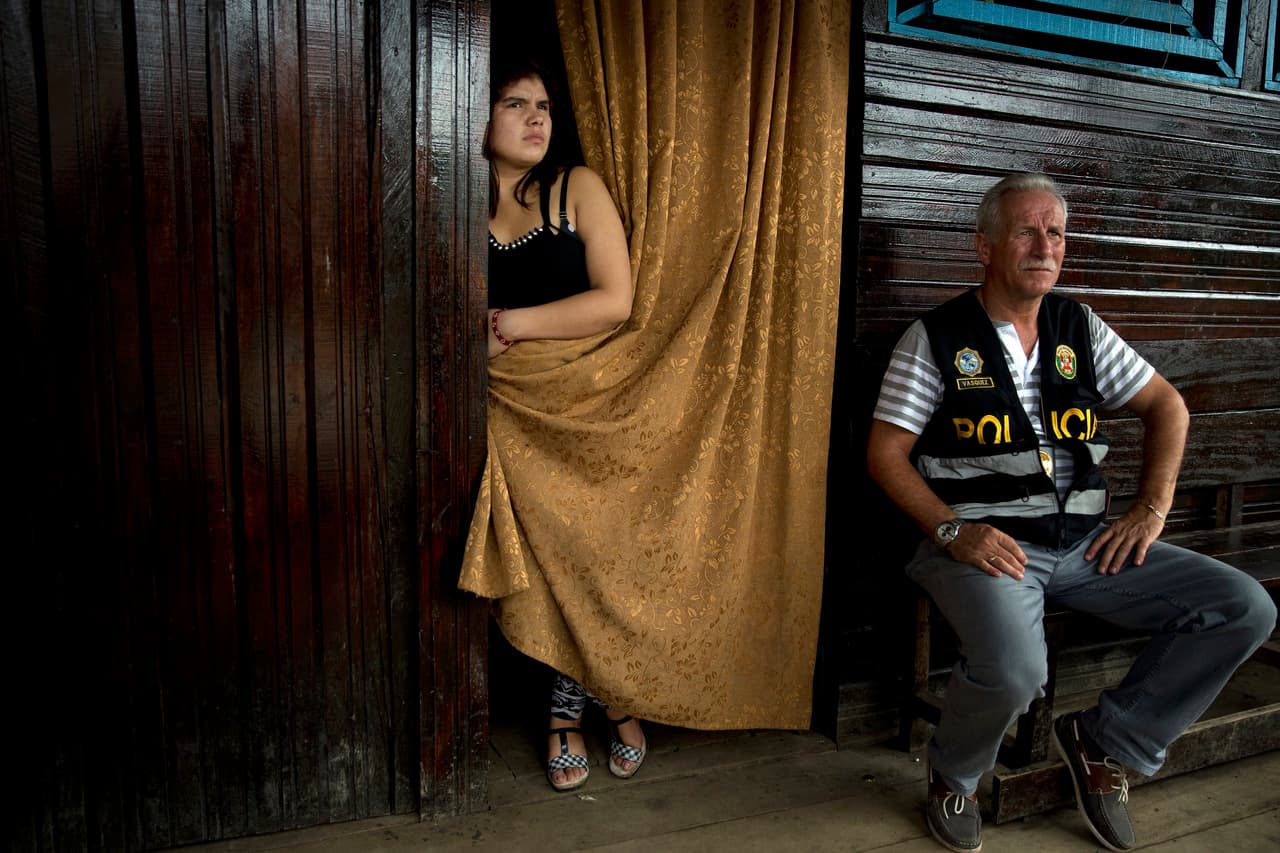 Durante las redadas, la policía tomó en custodia a mujeres que han sido empleadas para el trabajo sexual.