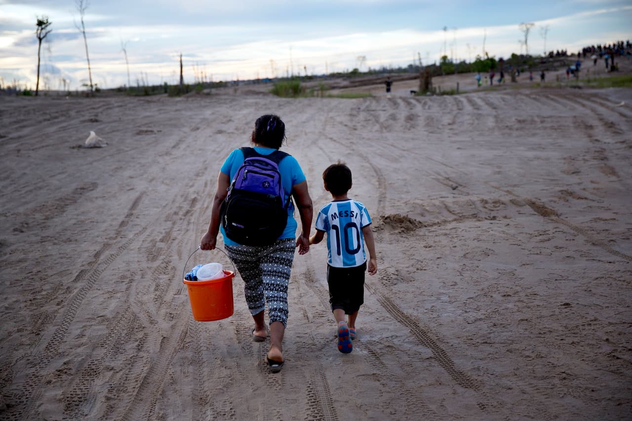La mayoría de los mineros son campesinos atraídos por la promesa de obtener mejoras económicas ahora que los precios del oro han subido. La onza está por encima de los $1,200.