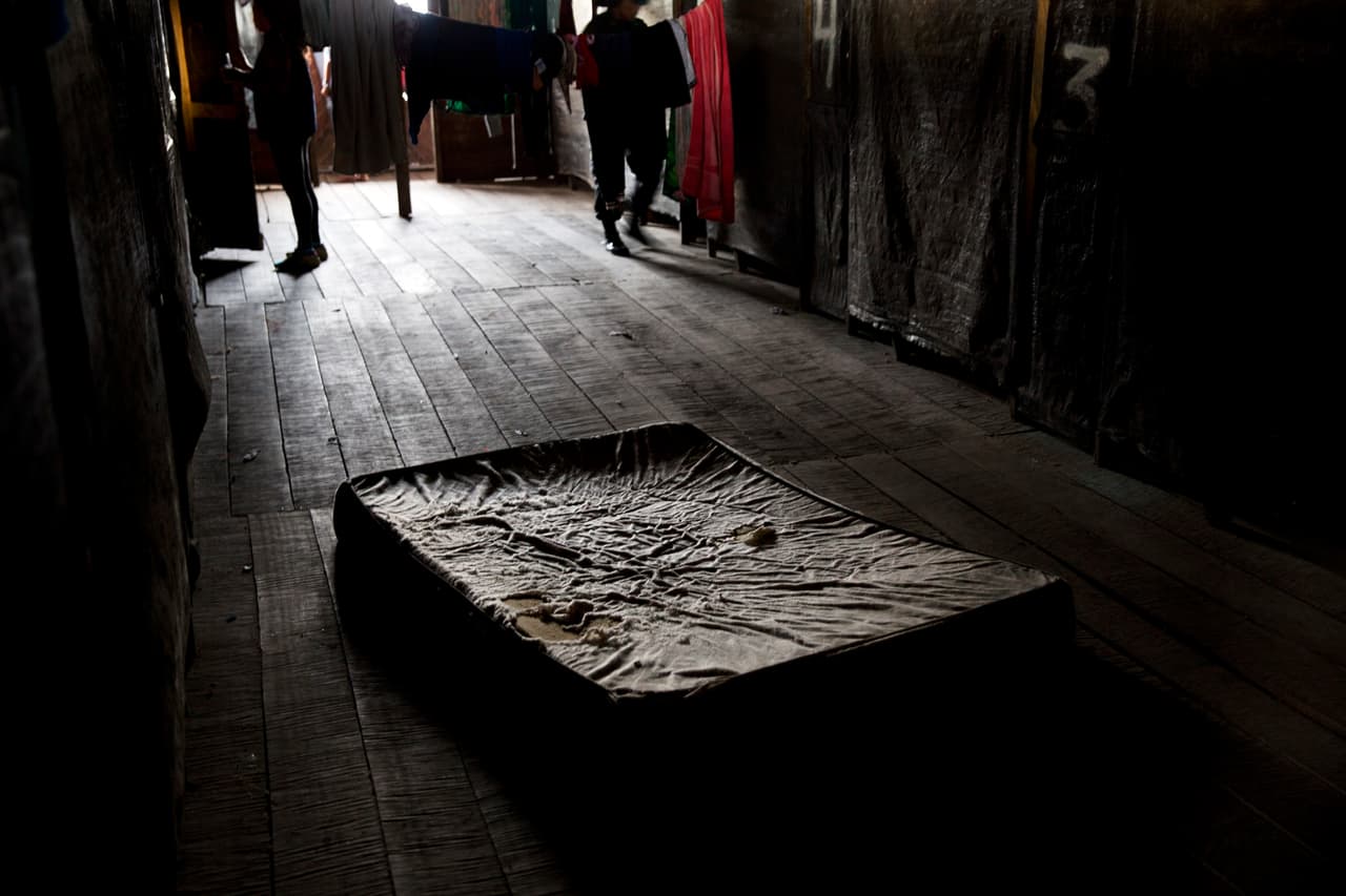 Un colchón desgastado en el suelo de un burdel durante una incursión de la policía en una mina de oro en las inmediaciones de La Pampa.