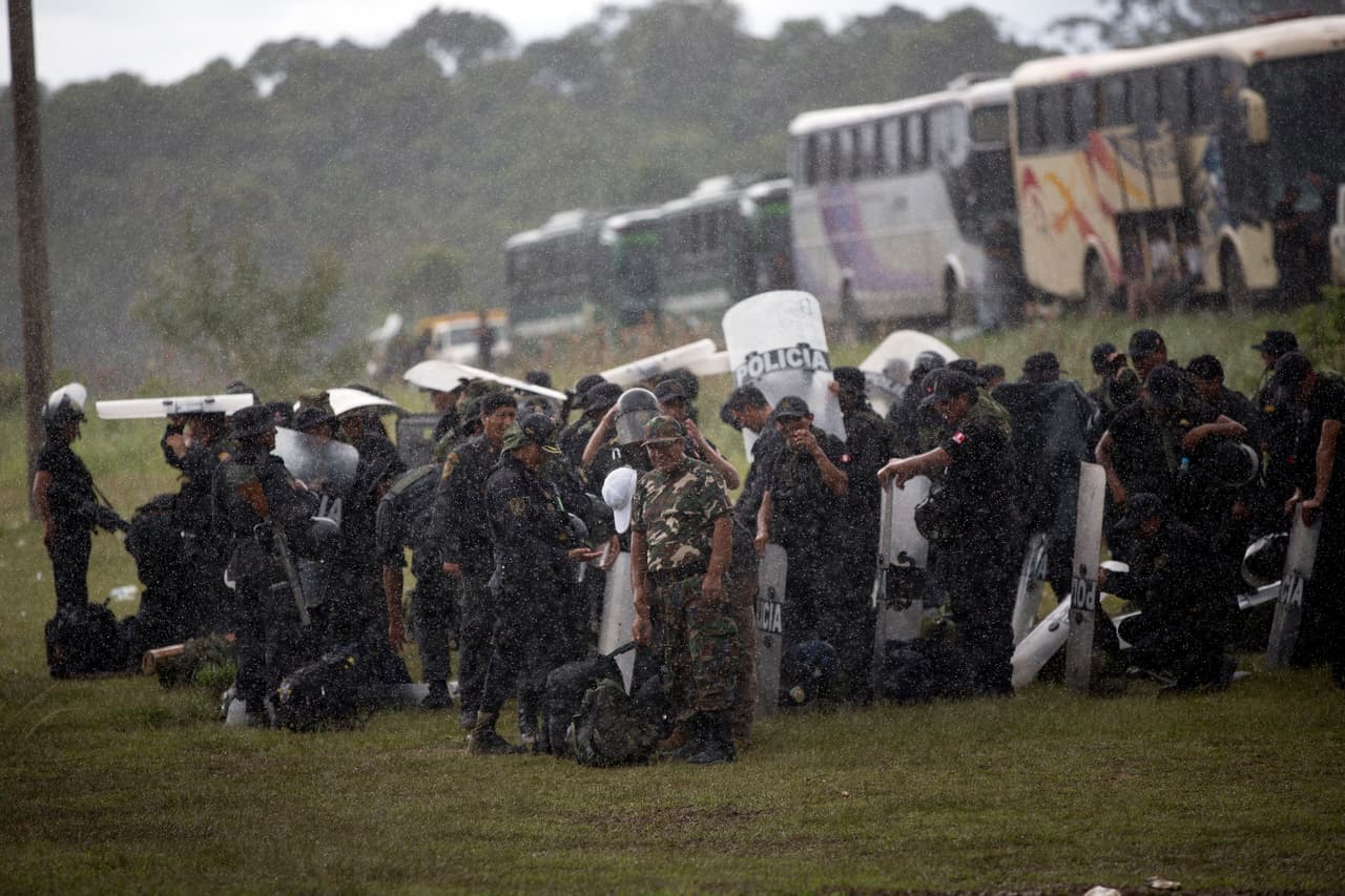 El operativo implicó esl traslado de agentes en helicópteros y autobuses. Se produjo en una zona llamada La Pampa, adyacente a la reserva nacional Tambopata, uno de los lugares de mayor diversidad de flora y fauna a nivel mundial.
