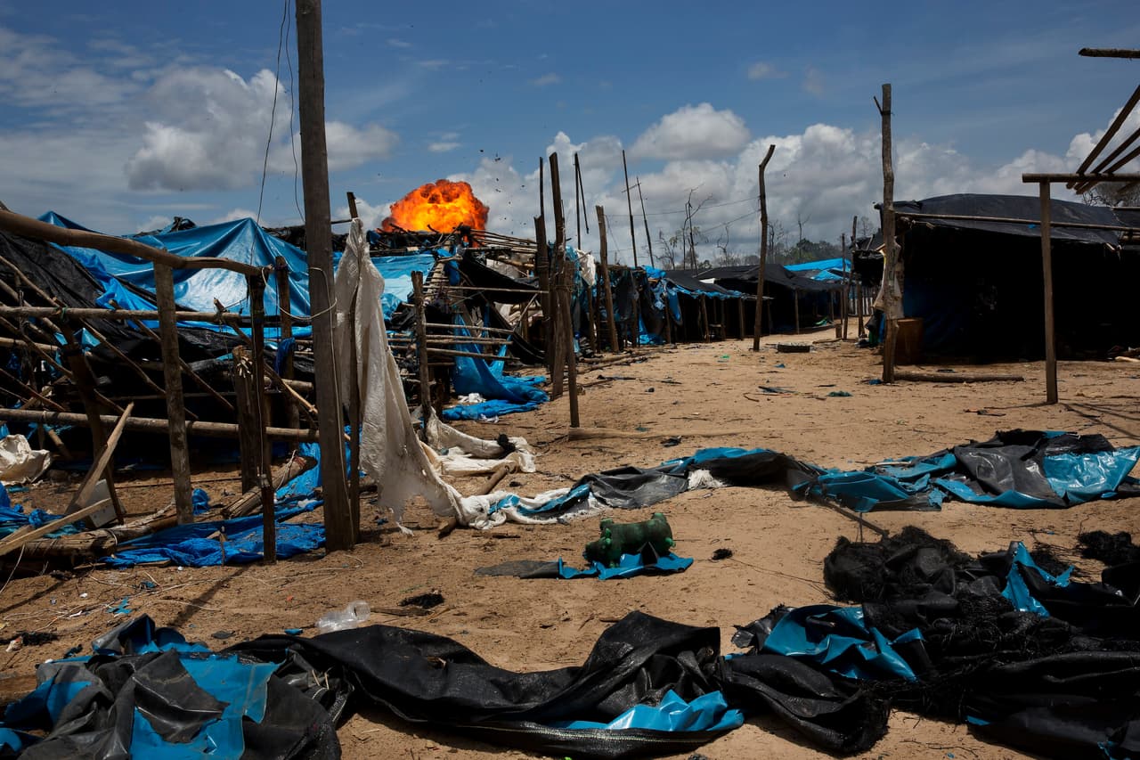 Los más de mil policías y soldados dinamitaron maquinaria para la minería, valuada en $3 millones.