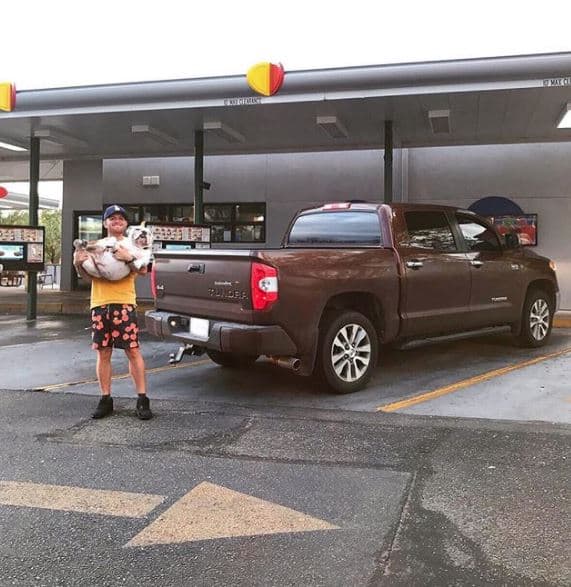 El cantante de regional mexicano 
<b>El Dasa,</b> protagonista de la serie 'El Vato', es muy feliz con su 
<b>Toyota Tundra</b>. 
<br>Este año, durante un evento de Toyota en Estados Unidos, El Dasa tuvo la oportunidad de convivir con Ivan Stewart 'Ironman', famoso corredor de competencias como 
<a href="https://www.univision.com/noticias/camionetas-pick-ups/lo-que-debes-saber-de-la-extrema-y-costosa-carrera-baja-1000-fotos">la Baja 1000,</a> y aprender algunos trucos para ponerlos en práctica con su Tundra.