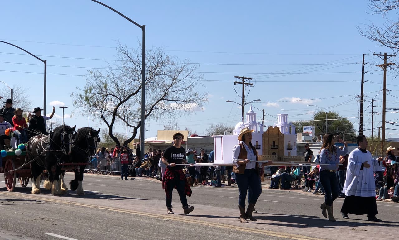 Una mini replica de la Misión de San Agustin también recorrió las calles del sur de la ciudad.
