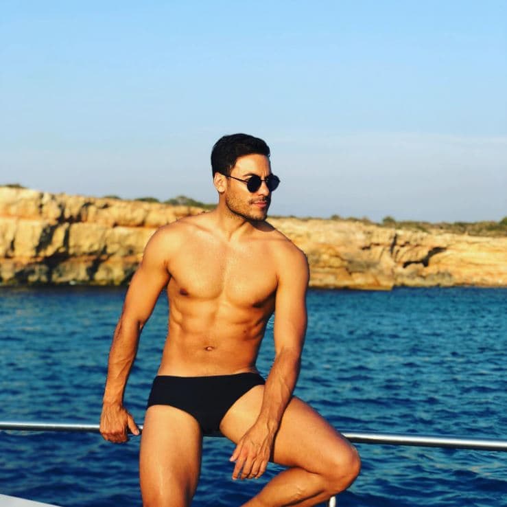 <b>#7 </b>
<br>En el verano de 2019, el actor del musical ‘José, el soñador’ aprovechó la famosa ‘Golden Hour’, un momento del día en donde el sol ilumina con una luz que parece casi mágica, para posar en traje de baño sobre un yate.