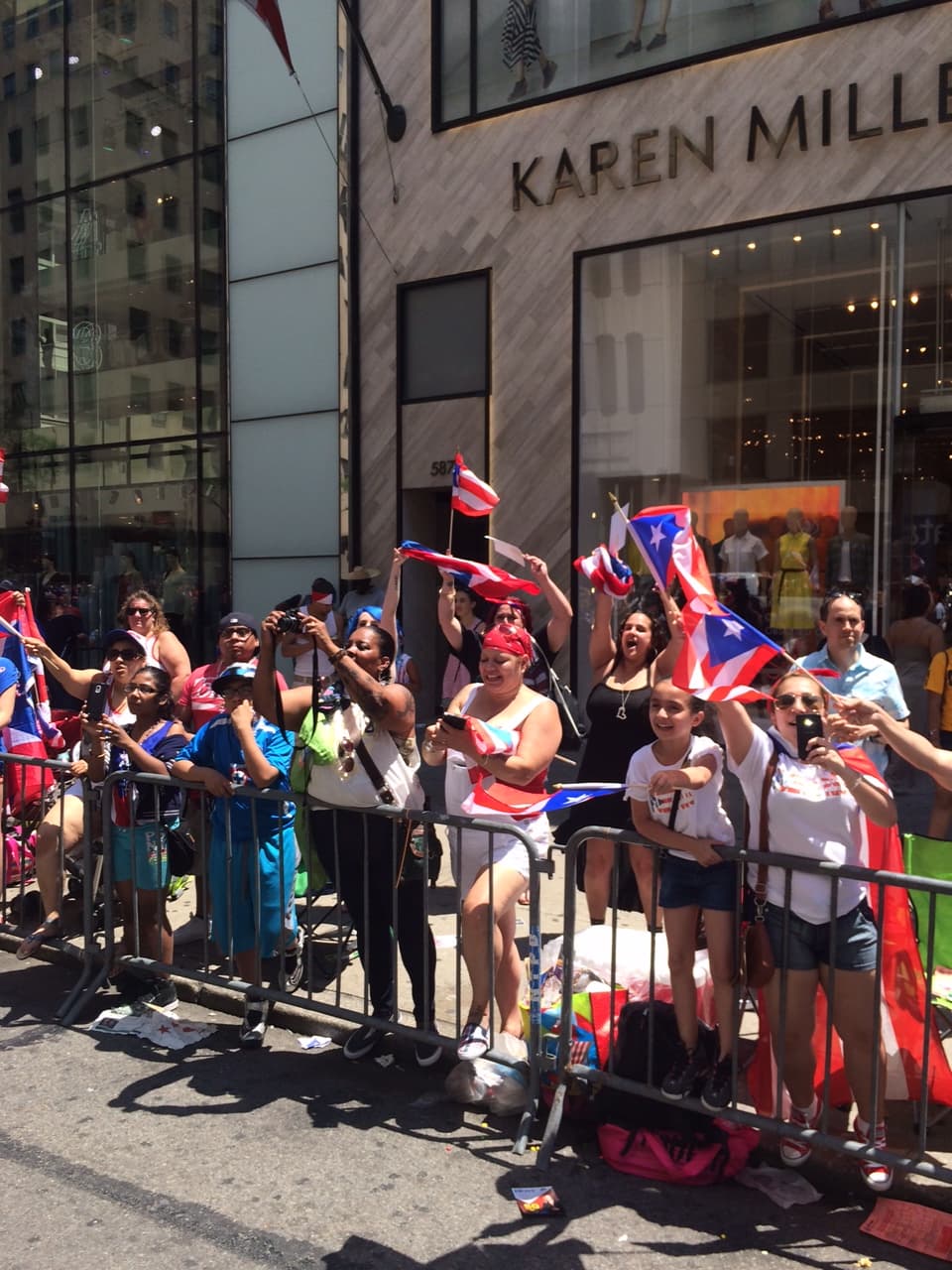 El equipo de Univision 41 se trasladó a la Quinta Avenida para formar parte de la edición 58 del Desfile Nacional Puertorriqueño en Nueva York, al cual también asistió el Gobernador de Puerto Rico Alejandro García Padilla. Un evento que sin duda ha puesto a gozar a los boricuas que se encuentran fuera de la isla.