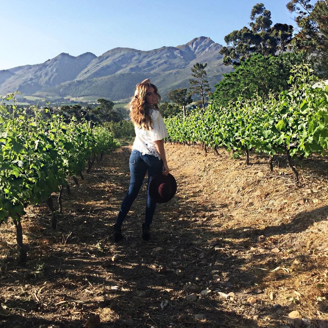 Eli se ve muy feliz.