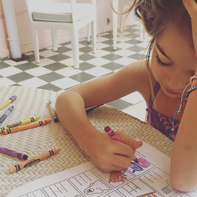 Aunque no todo ha sido juego y diversión, Kailey no se ha salvado de hacer la tarea.