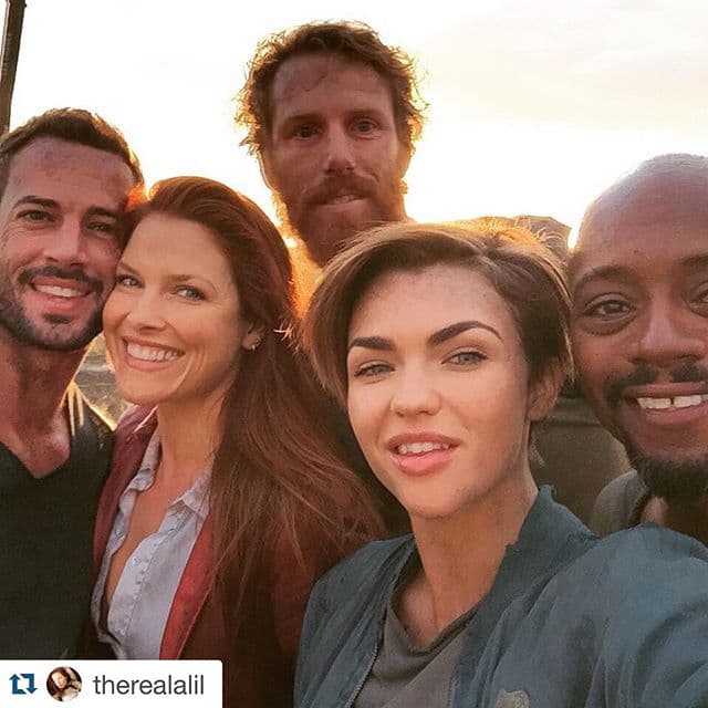 Aquí lo vemos de lo más feliz con sus compañeros.