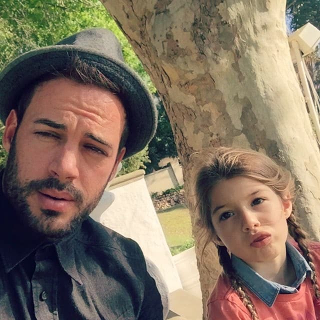 "Yo no le hago caso a eso (rumores de romance con Ximena Navarrete), la gente puede inventar lo que quiera. Yo me enfoco en mi trabajo, en lo que tengo que hacer yo, en mi vida personal, no en lo que hacen los demás", sentenció William en entrevista para 
<a href="https://www.youtube.com/watch?v=R4Q4k-ghyyo" target="_blank">Primer Impacto</a> publicada en septiembre de 2014.