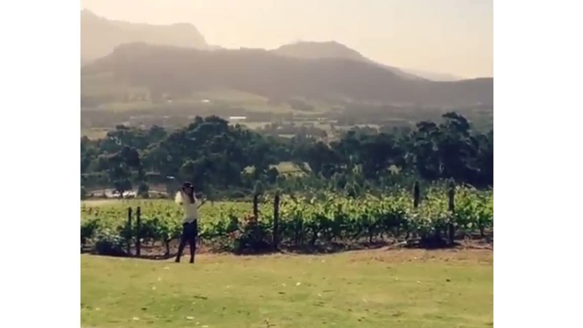 En un video compartido por el cubano se ve a una feliz Eli saludando a la cámara. Desde hace mucho tiempo la pareja se habpia alejado en las redes sociales. Ahora se les ve como uan verdadera familia.