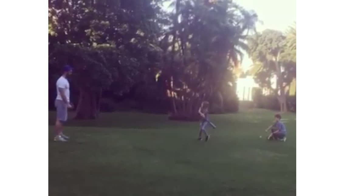 En otro video el cubano juega béisbol con sus pequeños. ¿Quién se encargó de filmar? Seguramente fue Eli.