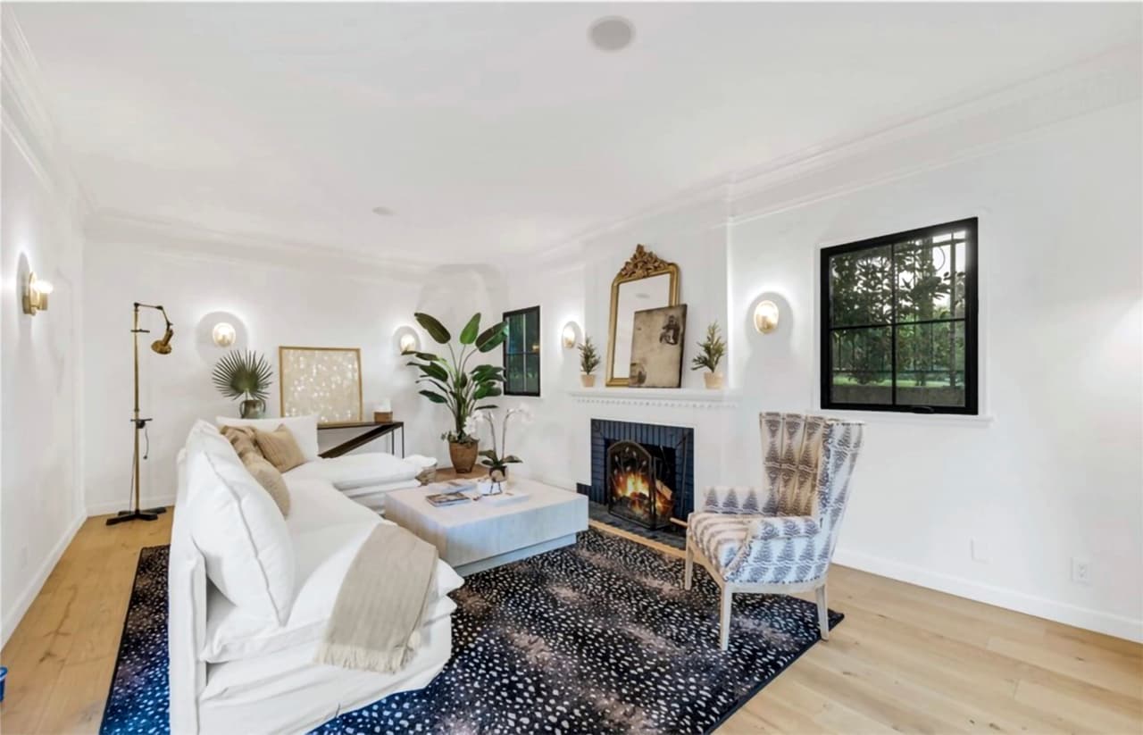 La sala es descrita con 
<b><a href="https://www.dailymail.co.uk/news/article-9128299/Naya-Riveras-Los-Angeles-home-market-2-7M.html" target="_blank">un estilo "clásico francés"</a></b>, según reseñó el Daily Mail.